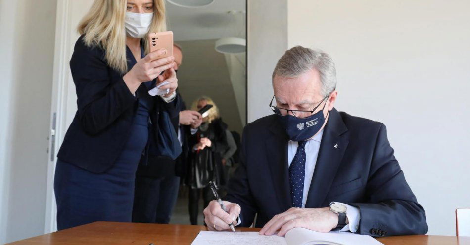 zdjęcie: W marcu 2022 r. w trakcie mojej wizyty w Dachau Niemcy nie zgodzili się na zaproponowany przez nas wpis do księgi pamiątkowej / fot. PAP