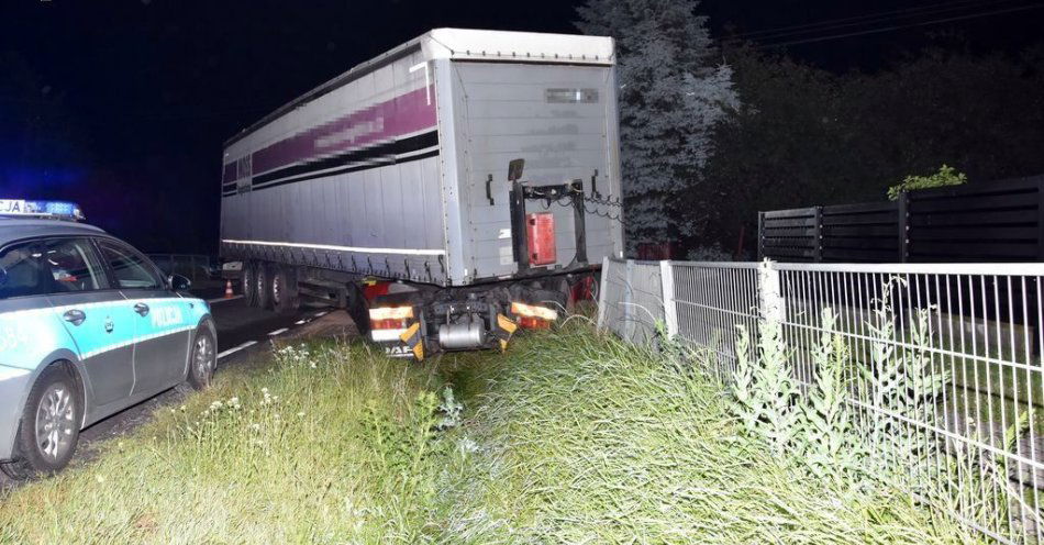 zdjęcie: Niedostosowanie prędkości do warunków drogowych przyczyną zdarzenia z udziałem ciężarówki / fot. KMP Zamość