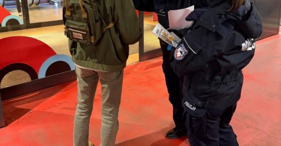 zdjęcie: Gdynia policjantki ostrzegają przed oszustwami przed świętami / fot. KMP w Gdyni