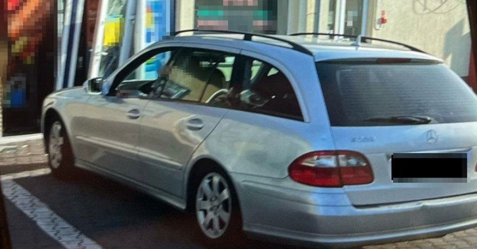 zdjęcie: Uderzył autem w drzwi sklepu i uciekł z miejsca zdarzenia... / fot. KMP Biała Podlaska