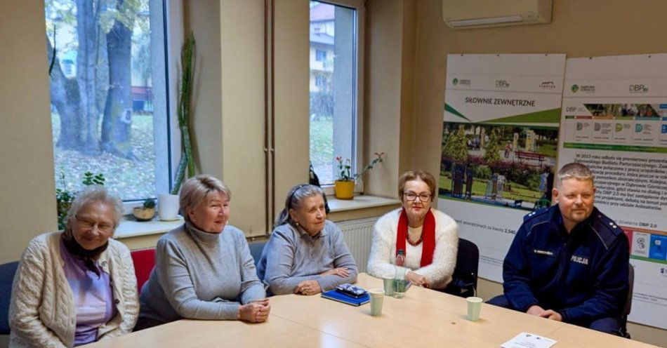 zdjęcie: Seniorzy uczą się bezpiecznych zachowań w Dąbrowie Górniczej / fot. KMP w Dąbrowie Górniczej