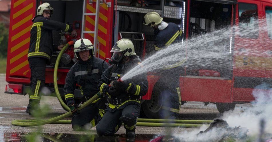zdjęcie: Pożar karczmy w Smolniku opanowany; strażacy rozpoczęli prace rozbiórkowe (aktl.) / v31028464