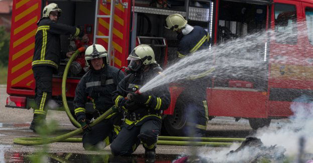 Pożar karczmy w Smolniku opanowany; strażacy rozpoczęli prace rozbiórkowe (aktl.)