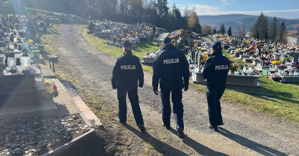 zdjęcie: Wzmożone patrole w powiecie leskim podczas Wszystkich Świętych / fot. KPP w Lesku