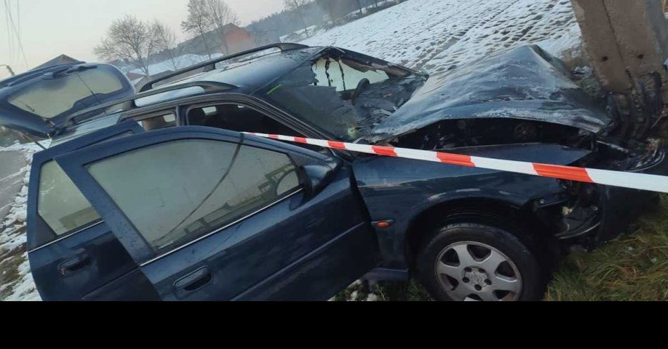 zdjęcie: Pijany kierowca uderzył w słup energetyczny w Zmyślonej Słupskiej / fot. KPP Kępno