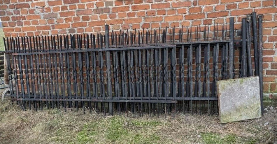 zdjęcie: Zatrzymani po kradzieży ogrodzenia i materiałów budowlanych / fot. KPP w Przasnyszu Zabezpieczone elementy ogrodzenia