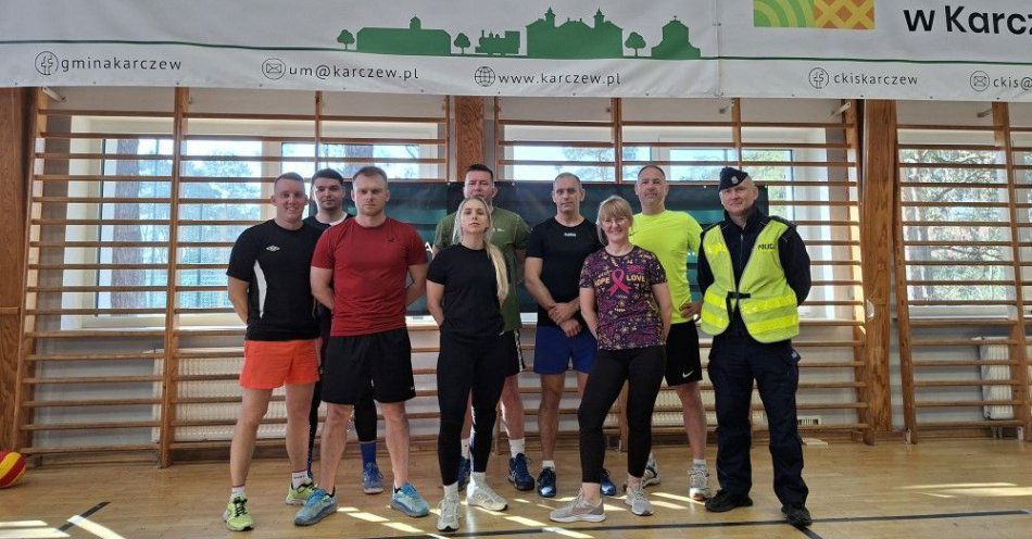 zdjęcie: Policjanci z Otwocka w sportowej rywalizacji z OSP / fot. KPP w Otwocku Policjanci z Komendy Powiatowej Policji w Otwocku uczestniczyli w I Turnieju Siatkarskich Ochotniczych Straży Pożarnych.