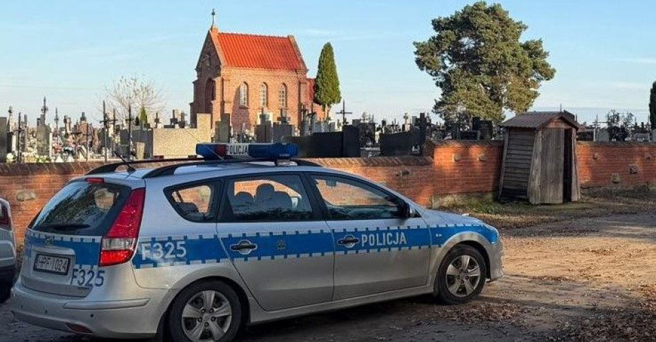 zdjęcie: Łowiccy policjanci zadbają o bezpieczeństwo na Wszystkich Świętych / fot. KPP w Łowiczu