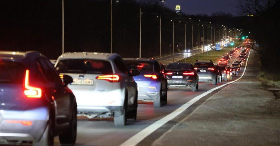 zdjęcie: Policja: na S7 w kierunku Warszawy samochody powoli jadą, policjanci monitorują sytuację / Warszawa, 28.12.2025. Wzmożony ruch drogowy na wjeździe do Warszawy od strony Łomianek, 28 bm. Mieszkańcy Warszawy, którzy wyjechali na święta Bożego Narodzenia, zaczynają wracać do miasta. (ps/zkoc) PAP/Paweł Supernak
