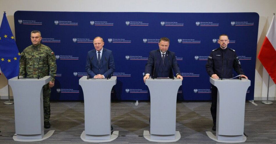 zdjęcie: Szef MSWiA: od początku roku w ramach trzech akcji zatrzymano 4800 przestępców / Warszawa, 22.11.2025. Minister spraw wewnętrznych i administracji Marcin Kierwiński (2P), Komendant Główny Policji nadinsp. Marek Boroń (P), wiceszef MSWiA Czesław Mroczek (2L) i Komendant Główny Straży Granicznej gen. dyw. SG Robert Bagan (L) na konferencji prasowej w siedzibie Ministerstwa Spraw Wewnętrzych i Administracji w Warszawie, 22 bm. Temat spotkania: 