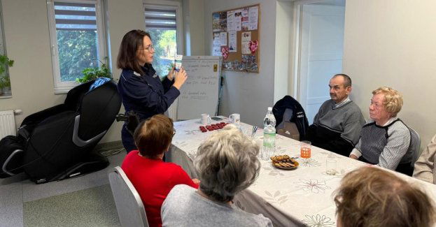 Policjantki uczą seniorów bezpieczeństwa w Padwi Narodowej
