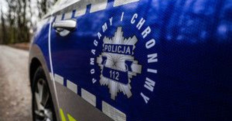 zdjęcie: Dzielnicowi z Miechowa uratowali potrąconego psa / fot. KMP w Miechowie