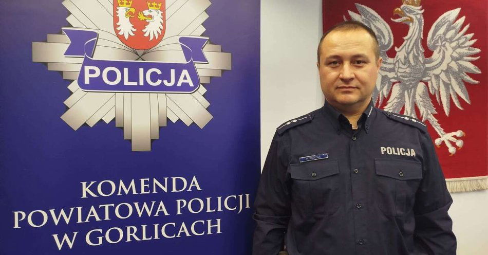 zdjęcie: SuperDzielnicowy z Uścia Gorlickiego pomaga mieszkańcom / fot. KMP w Gorlicach
