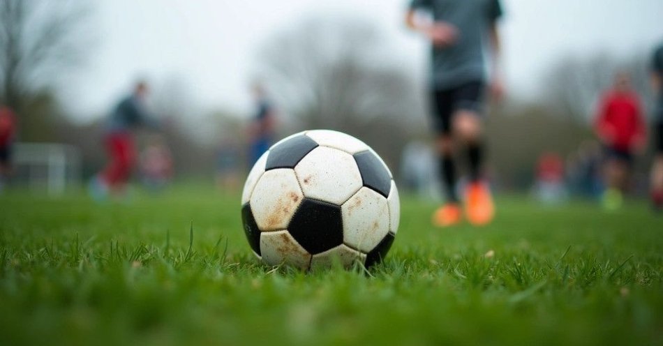 zdjęcie: Unia Racibórz zagra z Przyszłością Rogów w walce o punkty w tabeli / Piłka na trawie podczas meczu piłkarskiego