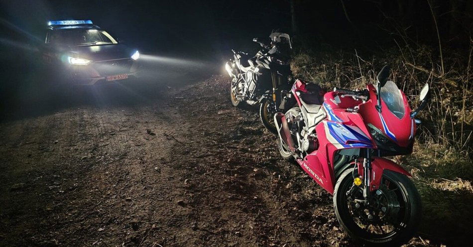 zdjęcie: Dwa skradzione motocykle odnalezione w lesie koło Reska / fot. KPP w Łobzie