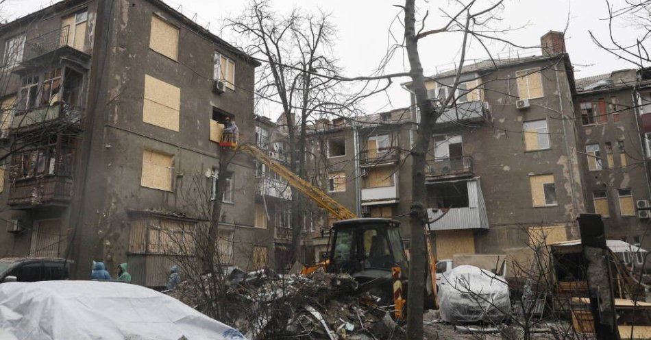 zdjęcie: Sondaż: 51,6 proc. badanych uważa, że najbardziej prawdopodobne w 2026 r. jest długotrwałe zamrożenie konfliktu w Ukrainie / epa12623440 Ukraińscy robotnicy komunalni pracują na miejscu rosyjskiego ataku na dzielnicę mieszkaniową, do którego doszło dzień wcześniej, w Charkowie, w północno-wschodniej Ukrainie, 3 stycznia 2026 r., w czasie rosyjskiej inwazji. Dzień później ratownicy kontynuują pracę na miejscu ostrzału, do którego doszło w wyniku trafienia rosyjską rakietą dwoma pociskami w dzielnicy mieszkalnej w centrum Charkowa, 2 stycznia 2026 r. Co najmniej dwie osoby zginęły, w tym trojletnie dziecko, a 27 osób zo