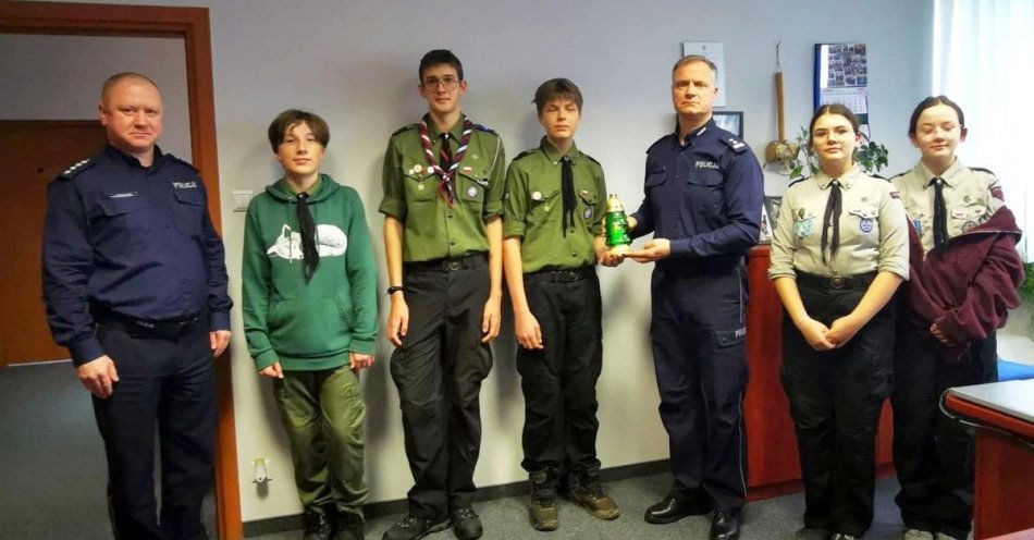 zdjęcie: Betlejemskie Światło Pokoju przekazane policjantom w Starogardzie / fot. KPP w Starogardzie Gdańskim