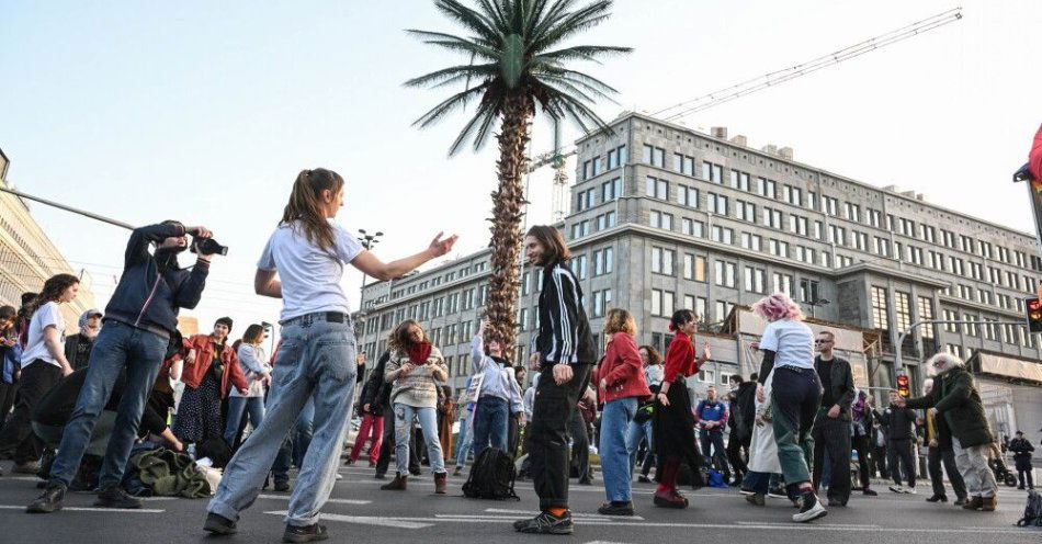 zdjęcie: Warszawa: ulicami miasta przeszła 27. Manifa Warszawska / Warszawa, 08.03.2026. XXVII Manifa Warszawska w Dniu Kobiet, 8 bm. Tegoroczna Manifa odbywa się pod hasłem „Solidarność w czasach kapitalipsy”. (sko) PAP/Radek Pietruszka