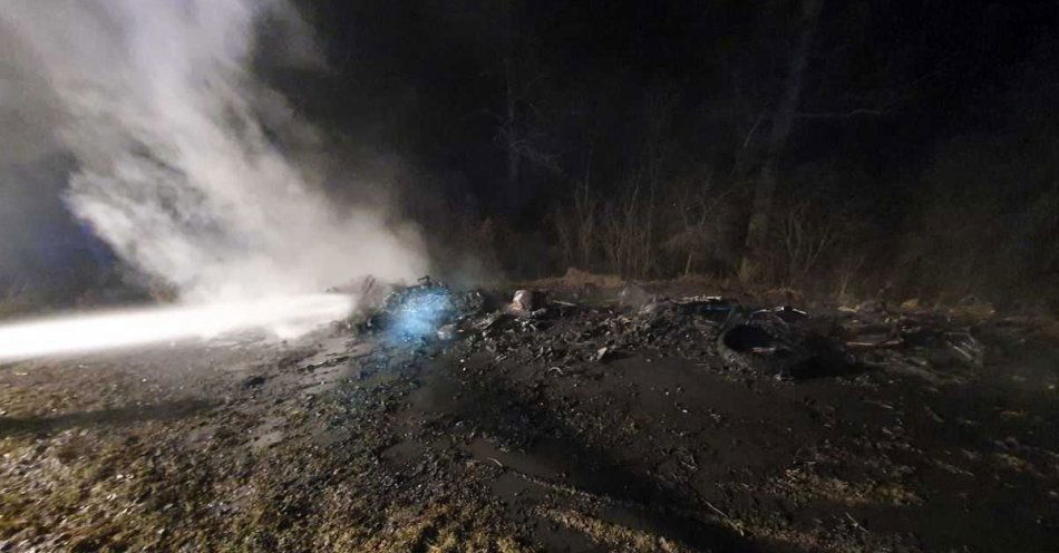 zdjęcie: Wyrzucił odpady przy polnej drodze do jeziora, zrobił z nich ognisko… nie spodziewał się konsekwencji. / fot. KPP Wągrowiec