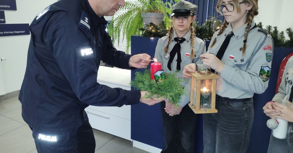 zdjęcie: Harcerze przekazali Betlejemskie Światełko Pokoju wałeckiej policji / fot. KPP w Wałczu 1