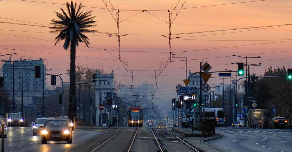 zdjęcie: Zerwana trakcja, tramwaje nie jeżdżą Al. Jerozolimskimi / fot. PAP