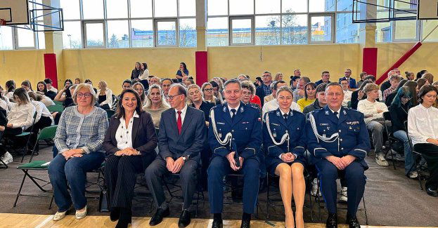 Nowi mundurowi złożyli ślubowanie w II LO w Toruniu