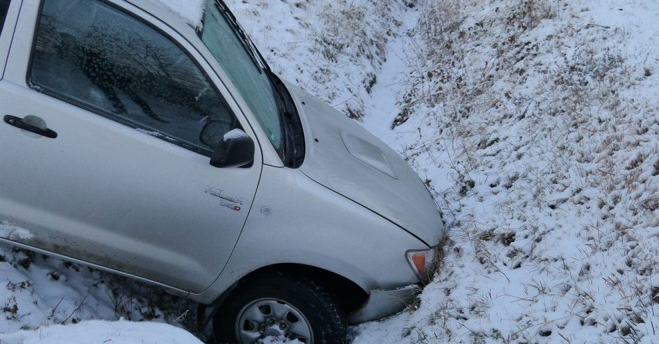 zdjęcie: Kierująca dacią uderzyła w drzewo, a kierowca mercedesa wjechał do rowu / pixabay/70075