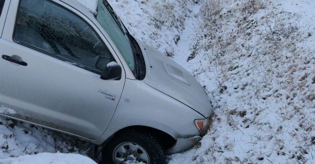 Kierująca dacią uderzyła w drzewo, a kierowca mercedesa wjechał do rowu