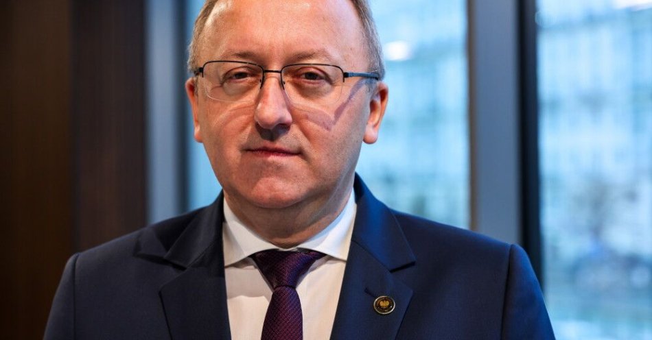 zdjęcie: Zastępca prezesa IPN o aukcji w Niemczech: mówimy tutaj o procederze kradzieży / Warszawa, 28.10.2025. Dr hab. Karol Polejowski podczas wysłuchania przed kolegium IPN kandydatów na prezesa Instytutu Pamięci Narodowej, 28 bm. w Centralnym Przystanku Historia im. Prezydenta Lecha Kaczyńskiego w Warszawie. (mr) PAP/Albert Zawada