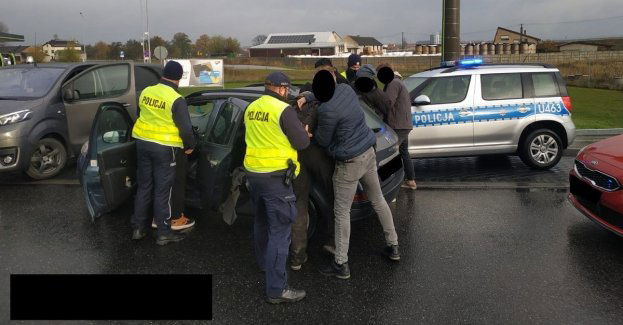Kępińscy funkcjonariusze zatrzymali mężczyznę, który przewoził 4 nielegalnych imigrantów