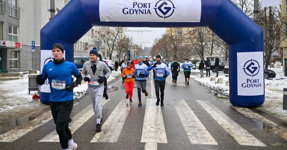 zdjęcie: Gdynia świętuje 100. rocznicę nadania praw miejskich / Gdynia, 08.02.2026. Bieg Urodzinowy z Portem Gdynia, 8 bm. To jedna z atrakcji przygotowanych na urodziny miasta, 10 lutego Gdynia świętuje setną rocznicę nadania praw miejskich. (mr) PAP/Marcin Gadomski