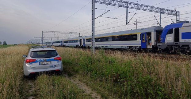 Pociąg utknął w szczerym polu z tysiącem pasażerów- pomagali sztumscy policjanci