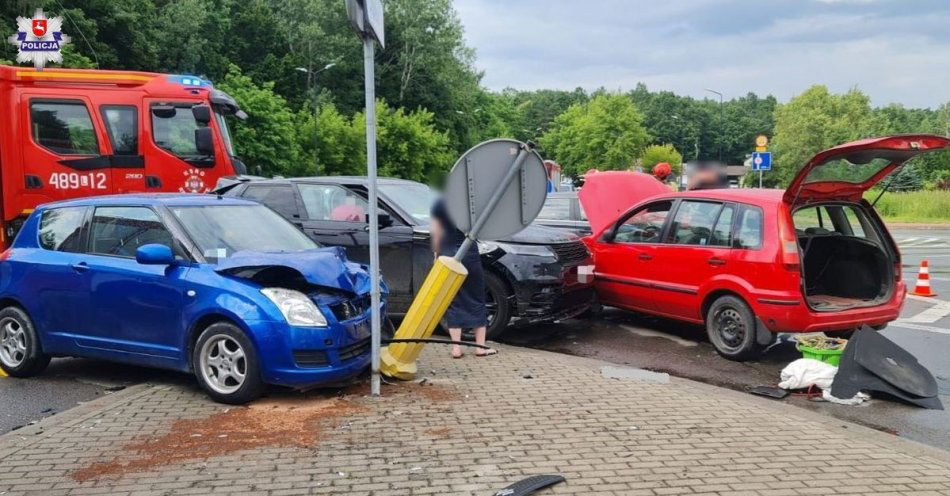 zdjęcie: Niebezpieczne zlekceważenie znaku STOP. Trzy kobiety zderzyły się na skrzyżowaniu / fot. KPP Opole Lubelskie