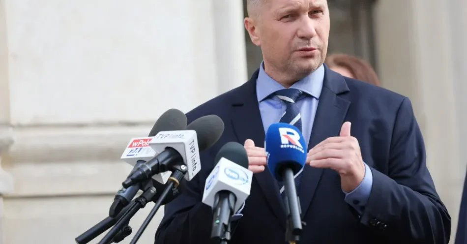 zdjęcie: PiS składa projekt ustawy podwyższającej próg podatkowy do 180 tys. zł / Warszawa, 20.08.2026. Wiceprezes PiS Przemysław Czarnek podczas konferencji prasowej przed siedzibą Ministerstwa Rolnictwa i Rozwoju Wsi w Warszawie, 20 bm. (jm) PAP/Rafał Guz