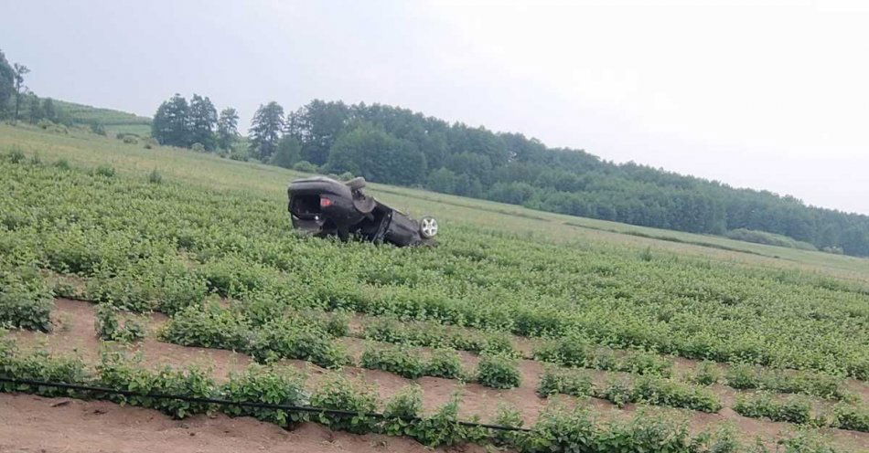 zdjęcie: Auto dachowało, kierowca i czworo pasażerów w szpitalu / fot. KPP w Białobrzegach