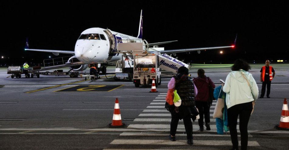 zdjęcie: MSZ modernizuje Odyseusza; w najbliższe wakacje ma być dostępny również w mObywatelu / Chania, Grecja, 11.10.2023. Ewakuacja Polaków, w nocy z 10 na 11 bm. w porcie lotniczym w Chanii na Krecie. We współpracy z Grecją, uruchomiono most ewakuacyjny dla polskich turystów, którzy przebywają w Izraelu. (mr) PAP/Rafał Guz