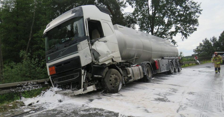 zdjęcie: Kolizja z cysterną w Kózkach / fot. KPP w Łosicach