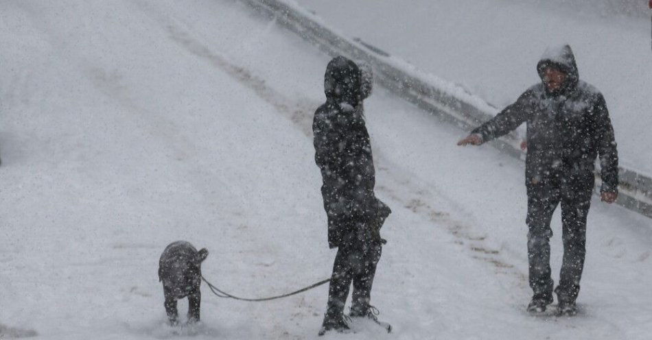 zdjęcie: Pochmurny i śnieżny koniec roku, w nocy mróz do minus 17 st. C / Zakopane, 31.12.2025. Intensywne opady śniegu w Zakopanem, 31 bm. Na drogach panują trudne warunki. (ad) PAP/Grzegorz Momot