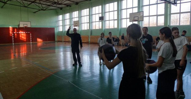 Policjanci na lekcji wf w Policzanie zachęcali do klasy mundurowej