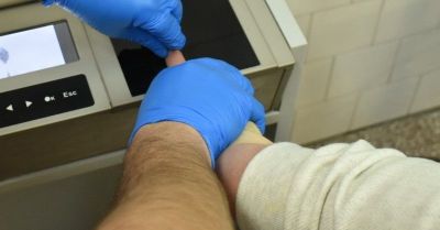 Kijami golfowymi weszli do mieszkania. Dwoje zatrzymanych