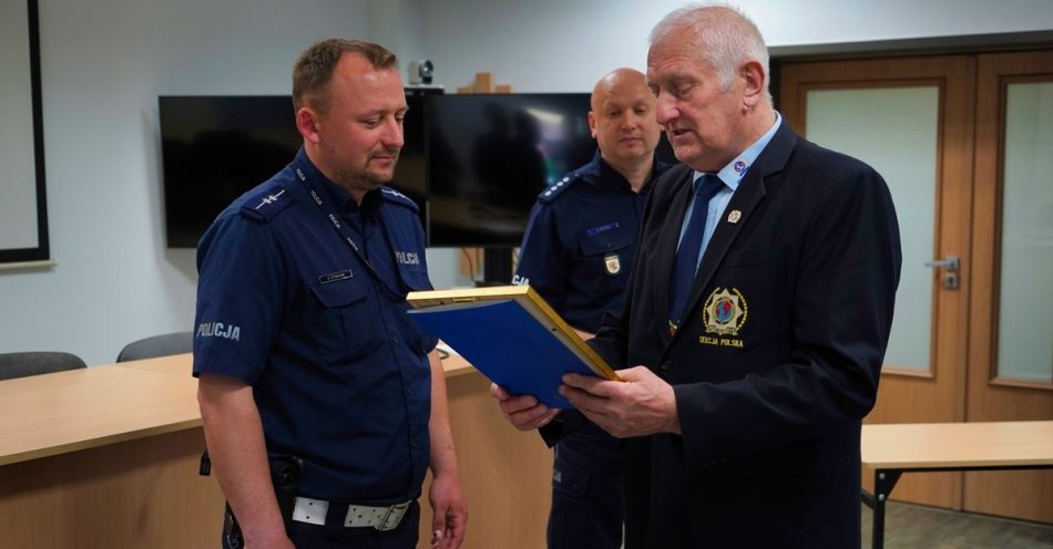 zdjęcie: Nakielski policjant na podium / fot. KPP w Nakle nad Notecią