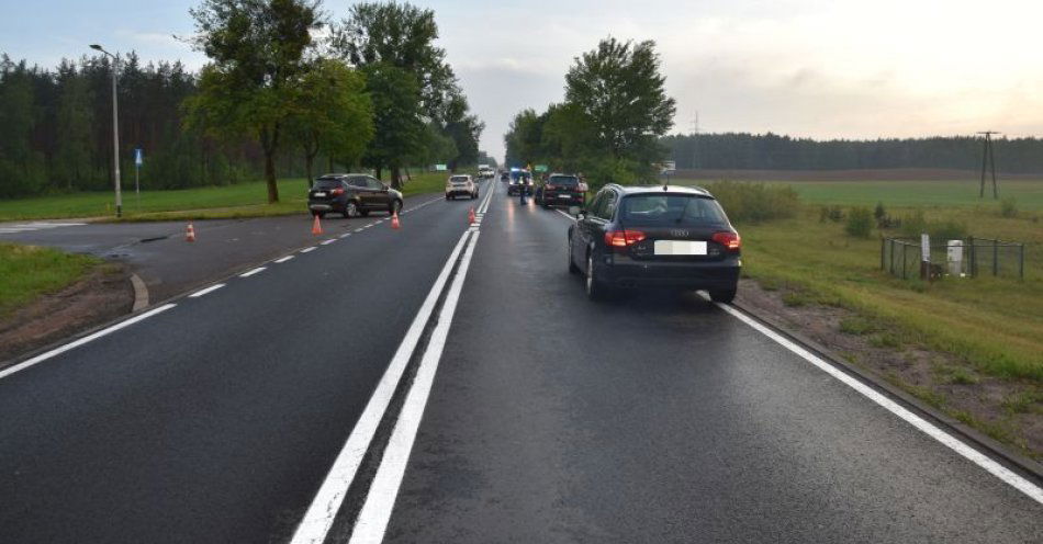 zdjęcie: Policjanci pracowali na miejscu dwóch wypadków drogowych / fot. KPP w Człuchowie