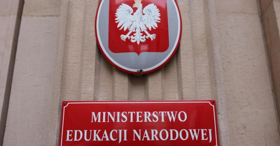 zdjęcie: MEN: publikowanie wizerunku dzieci w internecie może prowadzić do nadużyć / Warszawa, 17.02.2026. Tabliczka informacyjna Ministerstwo Edukacji Narodowej na budynku siedziby resortu w Warszawie, 17 bm. (ls/dw) PAP/Leszek Szymański