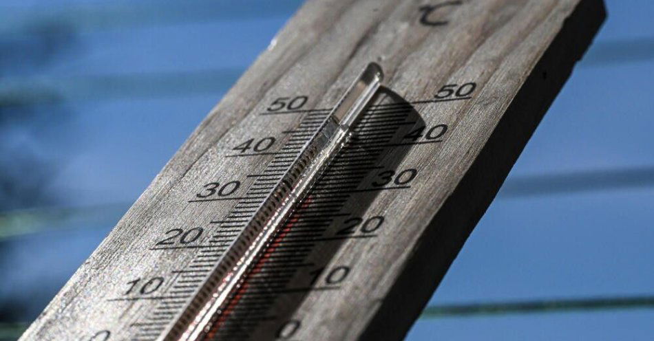 zdjęcie: W czwartek temperatura do 17 st. C na zachodzie kraju; w weekend możliwe załamanie pogody / Przemyśl, 19.06.2024. Termometr w Przemyślu, 19 bm. Biuro Prognoz Meteorologicznych IMGW-PIB w Warszawie wydało ostrzeżenie przed upałami. Dzisiaj temperatura maksymalna w dzień od 30°C do 33°C. (dd/zkoc) PAP/Darek Delmanowicz