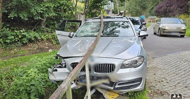 21-latek uderzył prowadzonym przez siebie samochodem w płot i ostatecznie zatrzymał się na barierkach