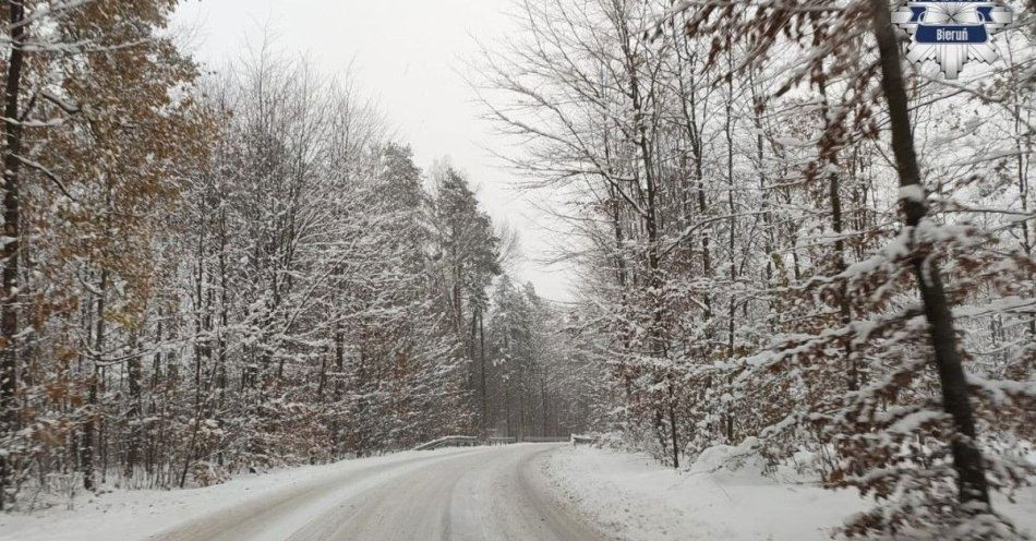 zdjęcie: Śliskie drogi i zmienna aura. Jak bezpiecznie podróżować / fot. KPP w Bieruniu