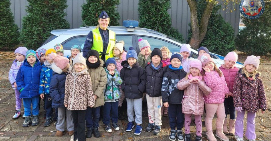 zdjęcie: Przedszkolaki uczą się bezpiecznego przechodzenia przez jezdnię / fot. KMP w Szczecinie