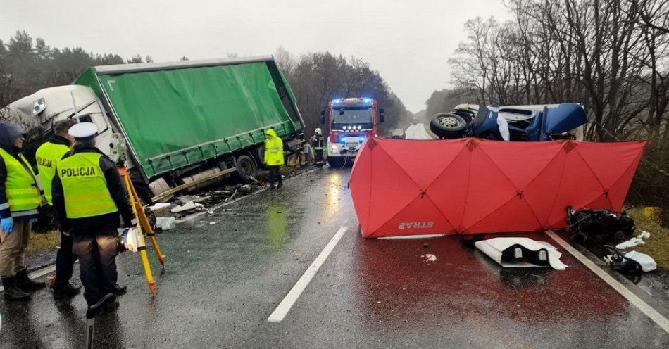 zdjęcie: Policjanci wyjaśniają okoliczności śmiertelnego wypadku / fot. KWP w Bydgoszczy