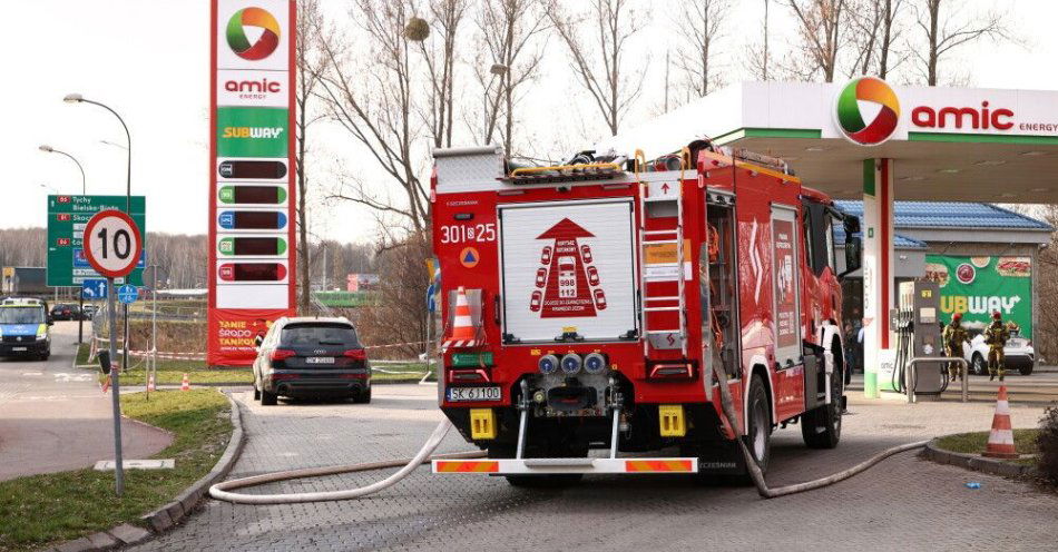 zdjęcie: Dwaj pracownicy ranni w wybuchu gazu na stacji paliw w Katowicach / Katowice, 23.03.2026. Miejsce wybuchu gazu na stacji paliw w Katowicach, 23 bm. Dwie osoby zostały ranne. Poszkodowani to pracownicy wykonujący prace serwisowe przy zbiorniku z gazem o pojemności pięciu metrów sześciennych. (amb) PAP/Kasia Zaremba
***Do tego materiału zdjęciowego dostępna jest również depesza w systemie CSI, pt.: Śląskie/ Dwaj pracownicy ranni w wybuchu gazu na stacji paliw w Katowicach***