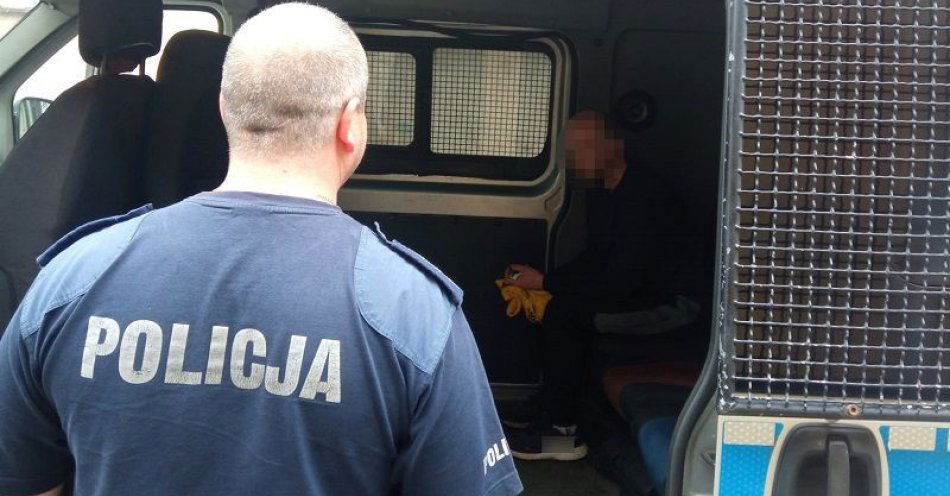 zdjęcie: Poczekał aż policjanci wyjdą ze sklepu i dokonał kradzieży. Daleko uciec nie zdołał / fot. KPP w Lęborku